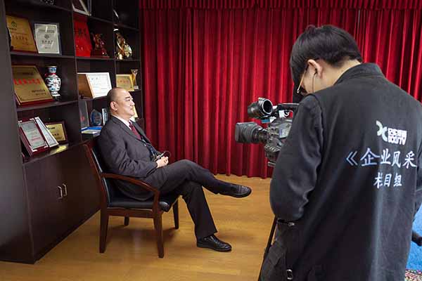 虞衛總經理接受采訪