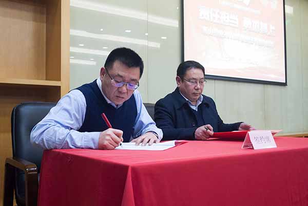 董長軍董事長就完成2018年度營銷目標與營銷總經(jīng)理劉建軍簽訂責任書 1527731448789052.jpg