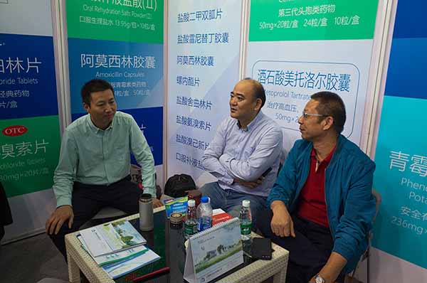 虞衛(wèi)總經(jīng)理和胡建光銷售總監(jiān)與客戶交談